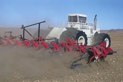 Traktor byl určen pro práci s nářadím o širokém záběru.