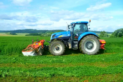 Podvečerní sečení s traktory New Holland