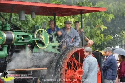 Obsluha historického parního traktoru Case