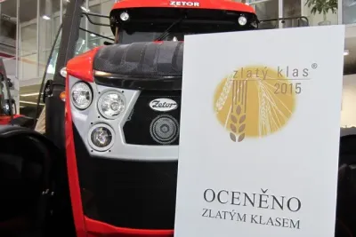 Červený traktor Zetor Crystal vedle ocenění Zlatý klas 2015