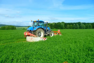 Podvečerní sečení s traktory New Holland
