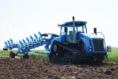 Pásový traktor Agromash Ruslan s pluhem
