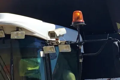 Detail kamery na sklízecí mlátičce.