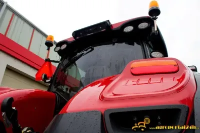 Detail zadní části kabiny traktoru