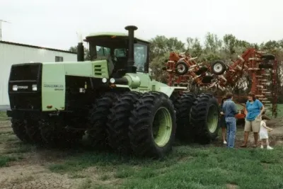 V roce 1988 je vyroben první červený traktor Case IH Steiger řady 9100, zelený Steiger se vyráběl do roku 1989.