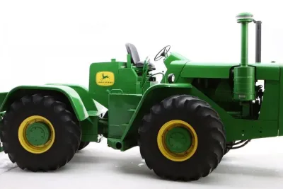 John Deere 8010 Diesel z pravého boku.
