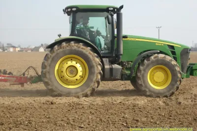 Nově zakoupený John Deere 8320R