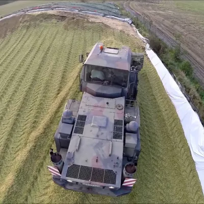 Zettelmeyer ZD 3000 v armádní verzi při dusání siláže.