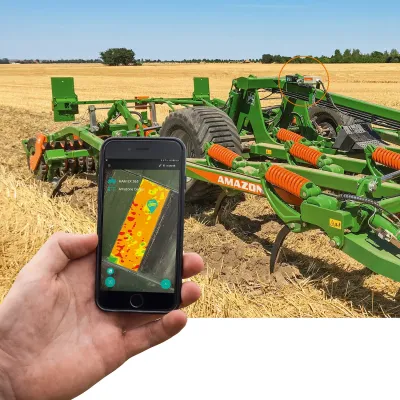 Telefon s mapou pole před kypřičem Amazone Cenius