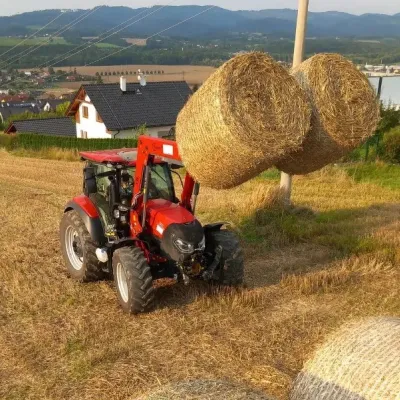 Case IH Vestrum 130 nachází na farmě uplatnění i s čelním nakladačem Hauer.
