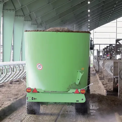 V zadní spodní části vozu je umístěn výsypný otvor, kterým materiál při míchání volně padá na dopravník.