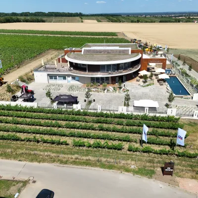 Vinařství obklopené vinicemi a zemědělskou technikou