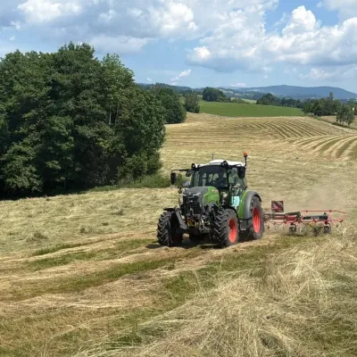 Traktor Fendt při práci na louce