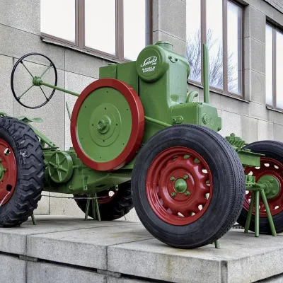 Traktor Svoboda vystavený před Národním zemědělským muzeem
